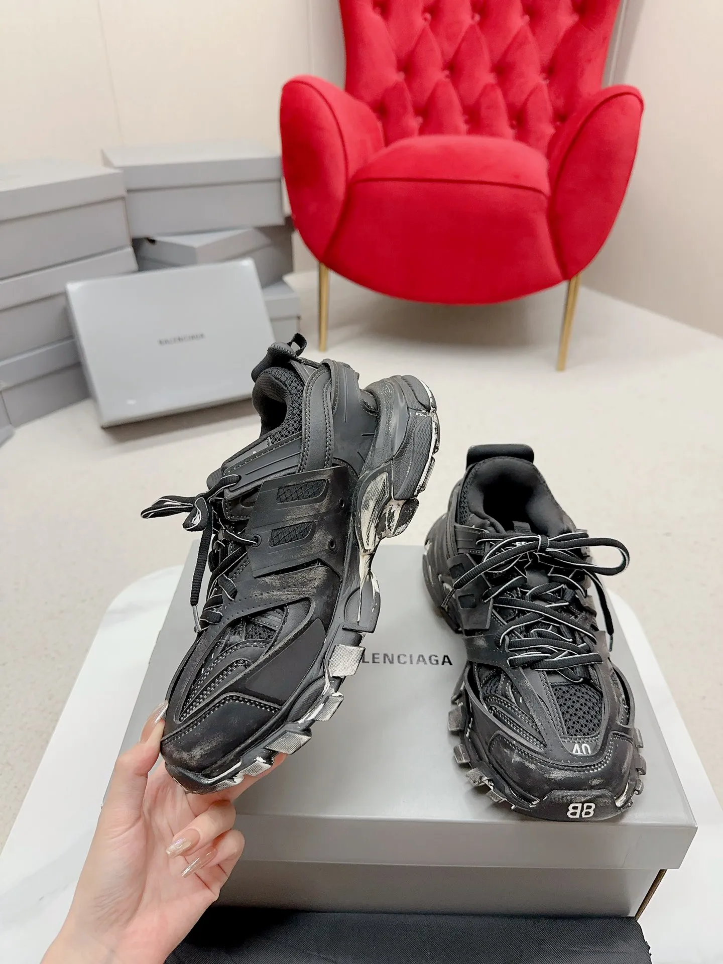 👟👟Ex-factory price 980👟👟 Men's size +10 𝐁𝐚𝐥𝐞𝐧𝐜𝐢𝐚𝐠𝐚|||𝐭𝐫𝐚𝗰𝐤 series 𝟑.𝟎Three generations of sports dad shoes‼ ️ [Top high-end quality from Dongguan Factory] Balenciaga dad shoes ~ super fashionable ~ full and three-dimensional shoes ~ amazing lines ~ very soft and light on the feet ~ super comfortable ~ versatile for commuting ~ can be paired with mid-calf socks, bell bottoms, wide-leg pants, overalls, very high-end ~ very manly and handsome ~ suitable for spring, summer, autumn and winter all year round... ⇢✈ Upper: Exclusive 1:1 original molded custom imported technical fabric mesh + imported cloth + 3M reflective strips [composed of 108 sub-pieces] ⇢✈Inner lining: Breathable mesh ⇢✈Outsole: Exclusive 1:1 original molded PU+TPU+EVA+rubber, a total of 13 sets of grinding tool combinations ⚠️Difference in market currency ~ high-end quality is definitely different ⇢✈𝐒𝐈𝐙𝐄Females: 35, 36, 37, 38, 39, 40 ⇢✈𝐒𝐈𝐙𝐄Men: 39, 40, 41, 42, 43, 44, 45